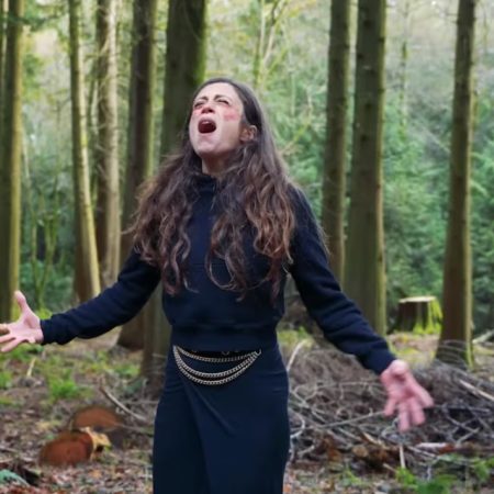 Γιατί γυναίκες σε όλο τον κόσμο μαζεύονται και ουρλιάζουν όλες μαζί;