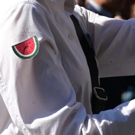 Το ότι διατάχθηκε έρευνα για τη σημαιοφόρο με το καρπούζι, είναι αστείο και τραγικό μαζί