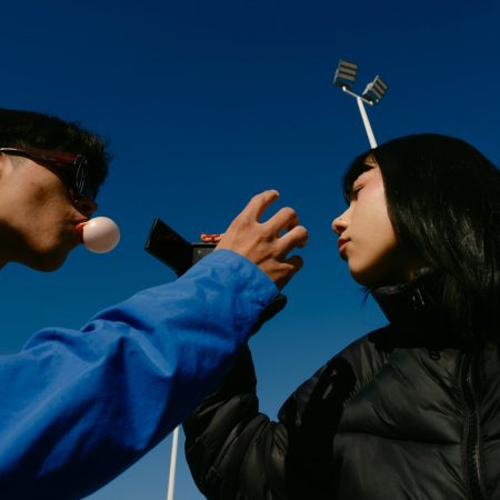 10 κινήσεις που κάνεις χωρίς να καταλαβαίνεις και λένε πολλά για σένα