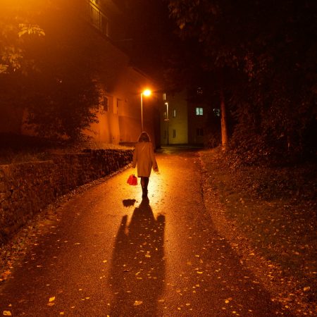 Άντρες στο τικτοκ δείχνουν «πώς να περπατάς πίσω από μια γυναίκα τη νύχτα»