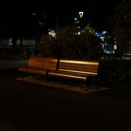 Θερμαινόμενα παγκάκια: Η Ιαπωνία καινοτομεί για να βοηθήσει τους αστέγους