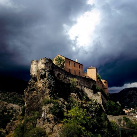 Κορσική: Εκεί που η μαγεία της φύσης συναντά την ψυχολογία των ψαγμένων