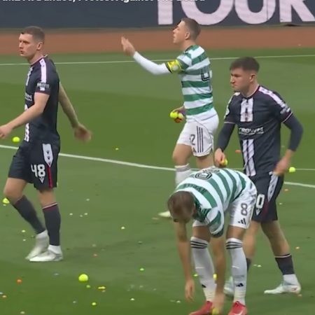 Oπαδοί της Σέλτικ πέταξαν μπαλάκια και πορτοκάλια στο γήπεδο για να την πουν στη διοίκηση