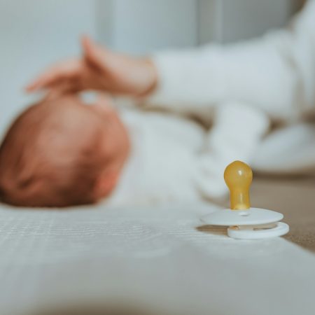 Ευρώπη: Επιβλαβείς και καρκινογόνες ουσίες σε βρεφικές πιπίλες 3 τεράστιων εταιρειών