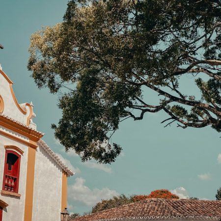 Ημίγυμνος ιερέας πιάστηκε στα πράσα με αρραβωνιαστικιά πιστού ένα βήμα από την εκκλησία