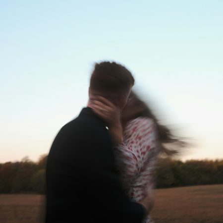 Αφού νομοτελειακά τα αντίθετα πάντα θα έλκονται, γιατί να το αρνούμαστε;