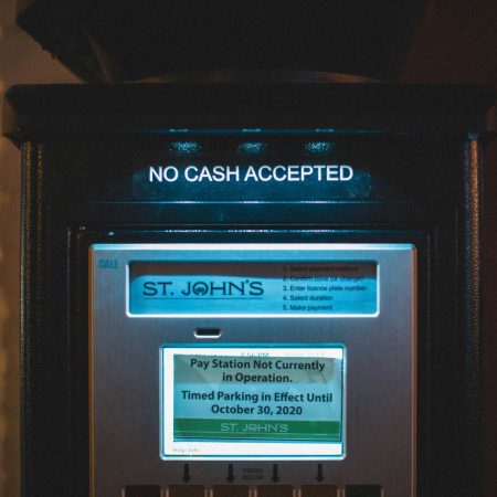 Διευθύντρια ΙΚΑ καβάτζωνε επιδόματα - Μαντέψτε από πού τα ζητάει το κράτος