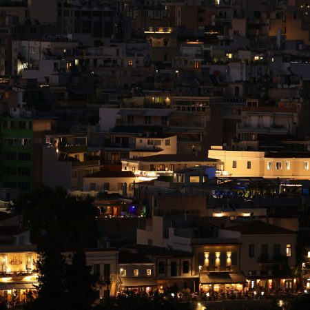 Όλα όσα ζεις σε μια νύχτα στην Αθήνα, την Πάτρα, τη Θεσσαλονίκη, την Αλεξανδρούπολη