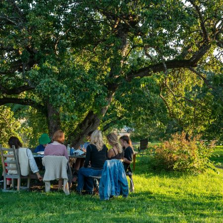 Τύχη σημαίνει να μπορούμε να έχουμε (και) για φίλους τους γονείς και τα αδέρφια μας