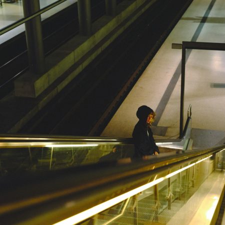 Ένας άγνωστος με το ίδιο άρωμα, ένα φούτερ, μια μελωδία, και ξαναγίνεσαι κομμάτια