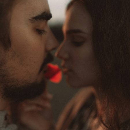 5 παράγοντες που θα σε κάνουν να θέλεις (ή όχι) κάποιον μέσα σε 5 λεπτά