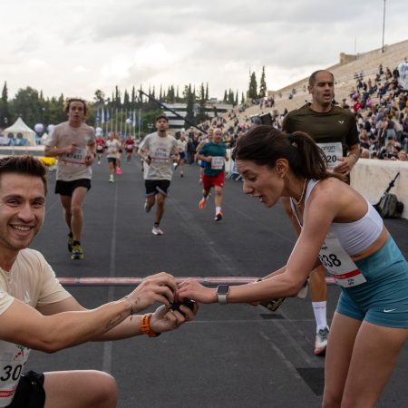 Στο φετινό 42ο Μαραθώνιο είχαμε στον τερματισμό την πιο τέλεια πρόταση γάμου!