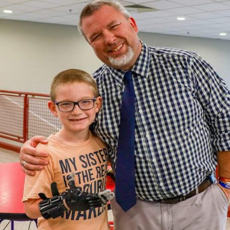 Δάσκαλος έφτιαξε με 3D εκτύπωση προσθετικό χέρι για τον μαθητή του