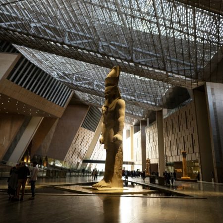 Στην Γκίζα μόλις άνοιξε το μεγαλύτερο Αιγυπτιακό μουσείο όλων των εποχών