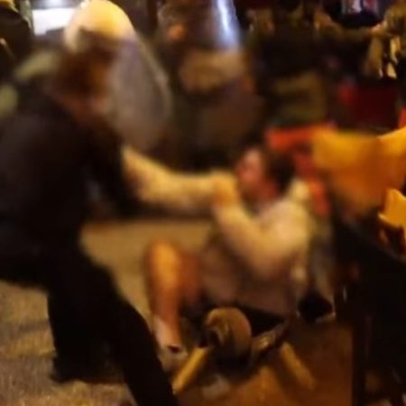 Εξάρχεια: Ματατζής ρίχνει πολίτη με τεχνητό μέλος και φεύγει κύριος