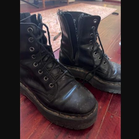 Σερβιτόρα άφησε τύπο να της γλείψει την μπότα για 20 λεπτά και 200 δολάρια