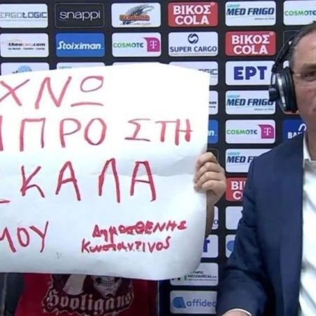 Πιτσιρικάς βγάζει πανό για να βρει στη δασκάλα του γαμπρό και γίνεται viral