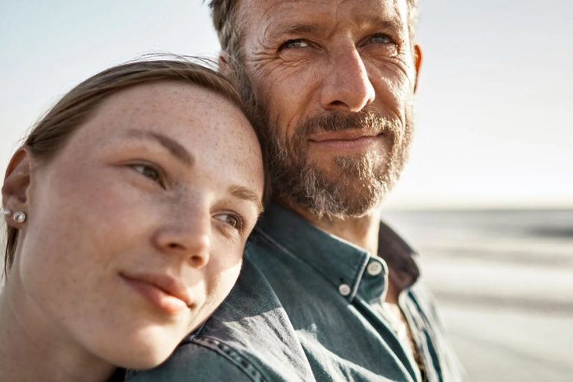 «Άνδρες με νεότερη σύντροφο ζουν περισσότερο» κι άλλα 6 facts για τις σχέσεις με διαφορά ηλικίας