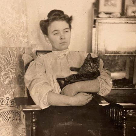 H σeξιστική και μακρά ιστορία πίσω από το «θα μείνεις γεροντοκόρη με 10 γάτες»