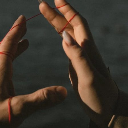 Red String Theory: Γιατί νιώθεις ότι “ανήκεις” σε κάποιον που δεν έχεις ζήσει ποτέ μαζί του