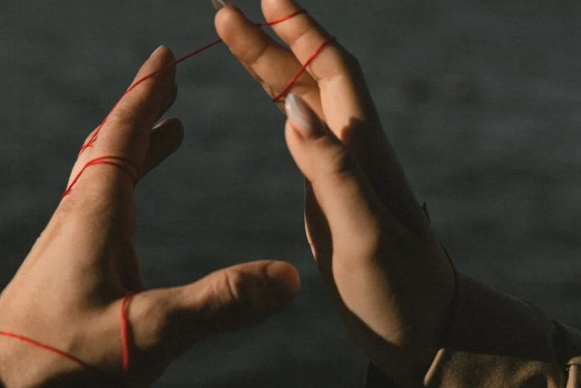 Red String Theory: Γιατί νιώθεις ότι “ανήκεις” σε κάποιον που δεν έχεις ζήσει ποτέ μαζί του