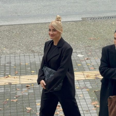 Ιωάννα Τούνη με κλάματα έξω από το δικαστήριο: «Περιμένω 8 χρόνια δικαίωση»