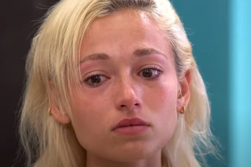 Είναι βίa να κόβεις τα μαλλιά ενός ανθρώπου στην τηλεόραση όταν δε θέλει;