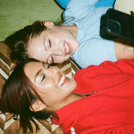 Ζούμε στην εποχή που μας φόρεσαν το χαμόγελο, όχι ως συναίσθημα, αλλά μάσκα