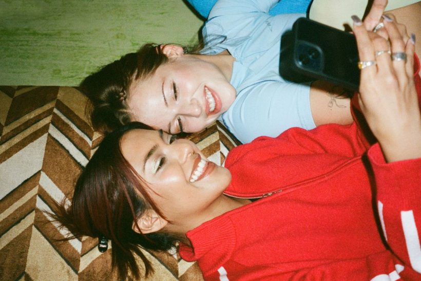 Ζούμε στην εποχή που μας φόρεσαν το χαμόγελο, όχι ως συναίσθημα, αλλά μάσκα