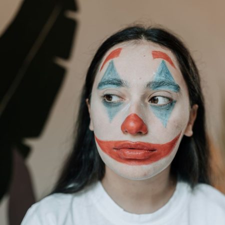 Αν τρολάρεις τα ψυχικά σου τραύματα, σημαίνει ότι δεν τα έχεις ξεπεράσει;