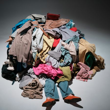 Τι κρύβει ένα ρούχο που κοστίζει λιγότερο από τον καφέ σου;