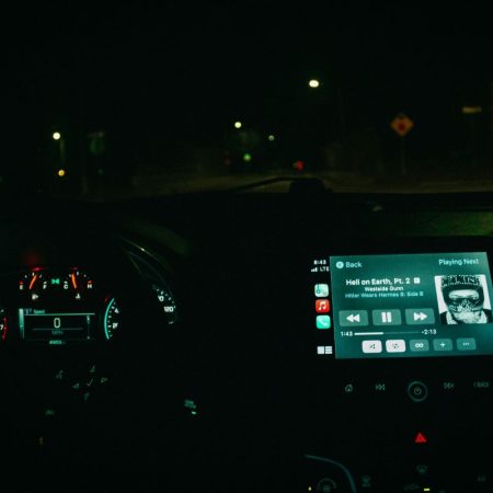 Από το 2026 η Ευρώπη σταματάει τις οθόνες αφής στα αυτοκίνητα