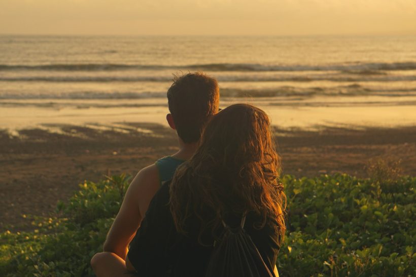 Ο viral κανόνας 2-2-2 υπόσχεται να σε βοηθήσει να σώσεις τη σχέση σου