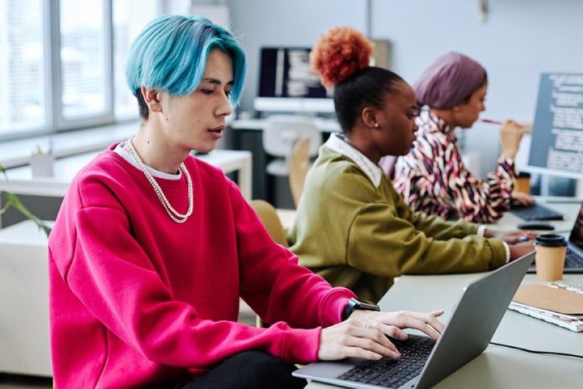 Όσους Ζoomers και να απολύσεις, στο τέλος θα δεχτείς τα δίκαια αιτήματά τους