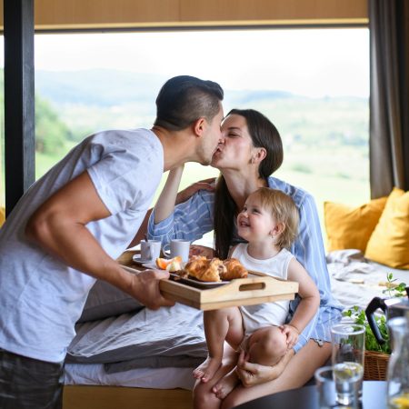 Ευτυχισμένο το παιδί που λέει συνέχεια: «Ίου, η μαμά κι ο μπαμπάς πάλι φιλιούνται»