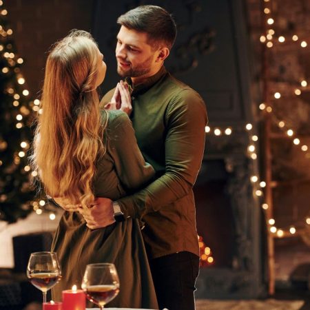 7 ζεστές ιδέες για ραντεβουδάκι με θέμα τα Χριστούγεννα