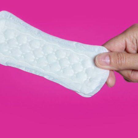 Στην Ινδία ζήτησαν από εργαζόμενες να δείξουν τη σερβιέτα τους ως αποδεικτικό