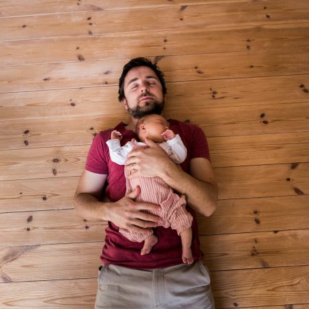 Ο λόγος που όταν κοιμούνται οι μπαμπάδες δεν ακούν το μωρό που κλαίει