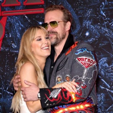 Millie Bobby Brown: Πριν τη 5η σεζόν Stranger Things, καταγγέλλει τον David Harbour
