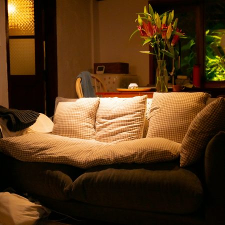 Ένα κρασί, μια αναπαυτική γωνίτσα και τα «Ένοχα Μυστικά» της Γιαννακοπούλου