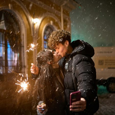 Ερευνητές βρήκαν πότε οι άνθρωποι έδωσαν για πρώτη φορά ένα φιλί