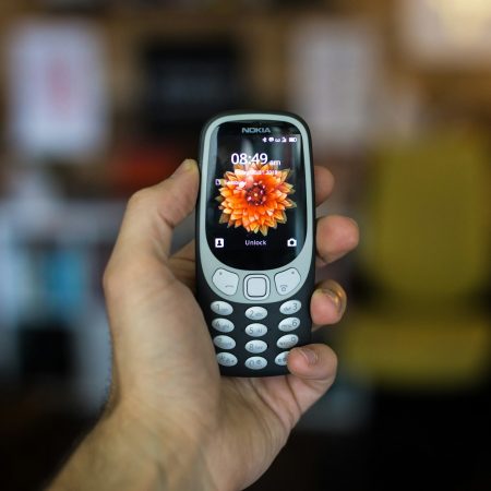 Γιατί οι millennialς πετάνε τα smartphones κι επιστρέφουν στα Nokia 3310