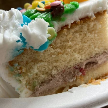 Πώς μία τούρτα έφερε στη μόδα τα «gender reveal parties»