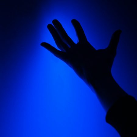 Νέα έρευνα δείχνει πως το μπλε είναι το αγαπημένο χρώμα των ψυχοπαθών