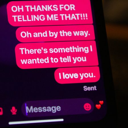 O λόγος που δείχνουμε όλες -σχεδόν- τις συνομιλίες με το γκομενάκι στους κολλητούς