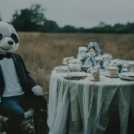 «Οι νέοι τρώνε περισσότερο μόνοι τους κι αυτό τους κάνει πιο δυστυχισμένους»