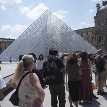 Λούβρο: Εργαζόμενοι απεργούν γιατί έχουν εξαντληθεί από τις συνθήκες εργασίας