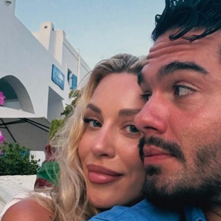 O ερωτιάρης Mάστορας κάνει καντάδα στη Γαρυφαλλιά on stage και μπροστά στη μητέρα του