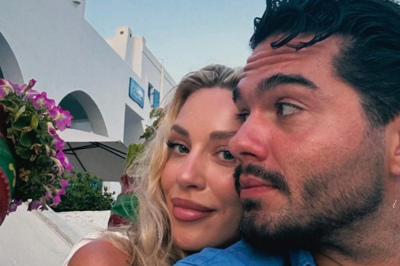 O ερωτιάρης Mάστορας κάνει καντάδα στη Γαρυφαλλιά on stage και μπροστά στη μητέρα του