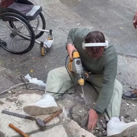 Στην Ελλάδα που άτομα με αναπηρία φτιάχνουν μόνα τους ράμπες στο πεζοδρόμιο
